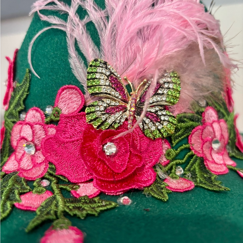 Elegant Green Floral Hat with Pink Accents - Picture 4 of 7